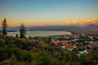 FETHIYE, TURKEY: Akşamları Türkiye 'nin Fethiye kenti ve deniz manzarası.