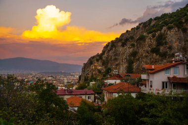 Lycia 'nın eski zamanlarından kalma kayaların içine oyulmuş mezarların görüntüsü. Amyntas Antik Lycian kaya mezarları Pinara, Fethiye - Türkiye