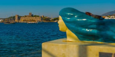 Türkiye 'nin Bodrum kentinde mavi saçlı ve kafasında küçük tekneler olan bir Deniz Kadını' nın güzel heykeli.