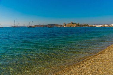 Güneşli bir günde Bodrum 'daki limanda Aziz Peter Şatosu ve lüks yatlar..
