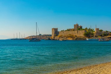 Güneşli bir günde Bodrum 'daki antik Kale' nin manzaralı bir manzarası var. Türkiye 'nin Bodrum kentindeki Ege Denizi' nde limanda yelkenli ve lüks yatlı deniz manzarası.