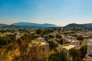 Limanı ve antik kalesi olan Bodrum kıyılarının panoramik manzarası. Türkiye 'nin Bodrum kentindeki Ege Denizi' nde limanda yelkenli ve lüks yatlı deniz manzarası.