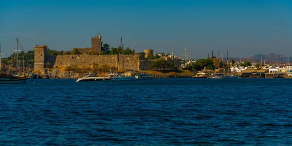 土司土司土司 阳光灿烂的日子里 看到Bodrum的圣佩特拉城堡的风景 土耳其波鼓市爱琴海港口的海景 船上有帆船和豪华游艇 — 图库照片