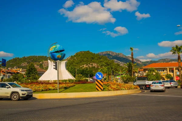 Pearl 'ün içinde bir küre şeklinde bir anıt, yolda Marmaris' te olağandışı bir anıt. Adı Marmaris 'in İncisi..