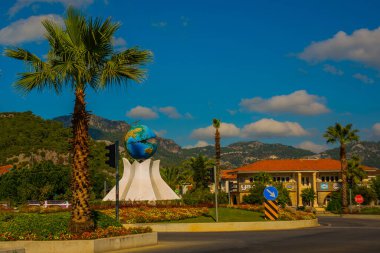 Pearl 'ün içinde bir küre şeklinde bir anıt, yolda Marmaris' te olağandışı bir anıt. Adı Marmaris 'in İncisi..