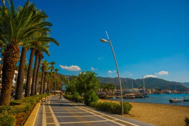 Marmaris, MUGLA, TURKEY: Güneşli bir günde Türkiye 'nin Marmaris kentinde deniz kenarında gezinti.