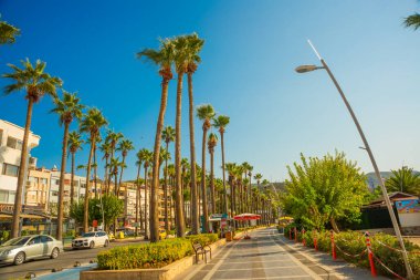 Marmaris, MUGLA, TURKEY: Güneşli bir günde Türkiye 'nin Marmaris kentinde deniz kenarında gezinti.