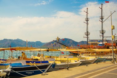 Marmaris, MUGLA, TURKEY: lüks yatlar ve bulutlu bir günde Marmaris 'te güzel gemilerle rıhtım.