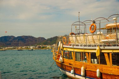 Marmaris, MUGLA, TURKEY: Güneşli bir günde Marmaris rıhtımında bir turist gemisi görüntüsü.