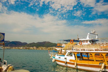 Marmaris, MUGLA, TURKEY: Güneşli bir günde Marmaris rıhtımında bir turist gemisi görüntüsü.