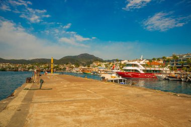 Marmaris, MUGLA, TURKEY: güneşli bir günde lüks yatlar ve güzel gemilerle liman.