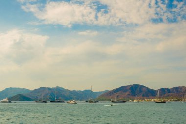 Marmaris, MUGLA, TURKEY: bulutlu bir günde dağların, plajın ve şehrin güzel manzarası.