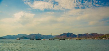 Marmaris, MUGLA, TURKEY: bulutlu bir günde dağların, plajın ve şehrin güzel manzarası.