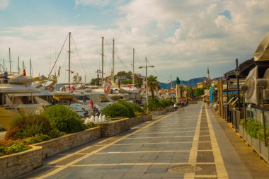 Marmaris, MUGLA, TURKEY: güneşli bir günde lüks yatlar ve güzel gemilerle liman.