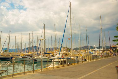 Marmaris, MUGLA, TURKEY: bulutlu bir günde güzel yelkenli yatları ile liman.