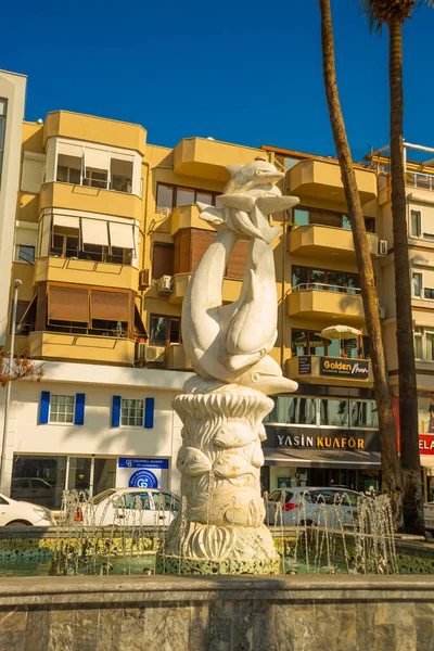 Marmaris Mugla Turquie Sculpture Dauphins Blancs Dans Fontaine Par Temps — Photo