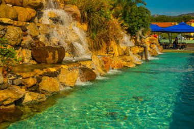Güneşli bir günde, Marmaris 'in merkezinde turkuaz suyla güzel yapay şelaleler..