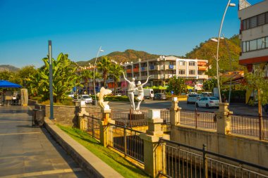 Marmaris, MUGLA, TURKEY: Güneşli bir günde Marmaris 'in merkezinde bir erkek ve bir kadının heykeli