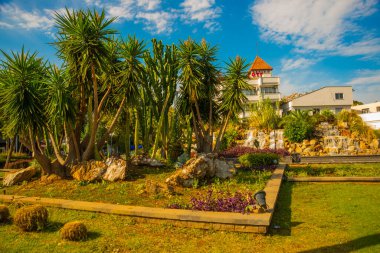 Güneşli bir günde, Marmaris 'in merkezinde turkuaz suyla güzel yapay şelaleler..