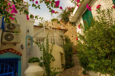 Marmaris, MUGLA, TURKEY: eski Marmaris 'in güzel sokakları. Türkiye 'nin eski tatil beldesinde beyaz tuğlalı, yeşil bitkili ve çiçekli evler arasında merdivenlerle dar sokaklar