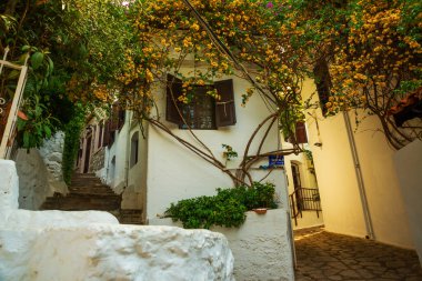 Marmaris, MUGLA, TURKEY: eski Marmaris 'in güzel sokakları. Türkiye 'nin eski tatil beldesinde beyaz tuğlalı, yeşil bitkili ve çiçekli evler arasında merdivenlerle dar sokaklar