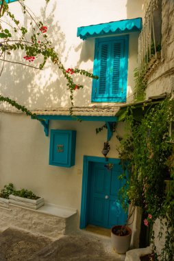 Marmaris, MUGLA, TURKEY: eski Marmaris 'in güzel sokakları. Türkiye 'nin eski tatil beldesinde beyaz tuğlalı, yeşil bitkili ve çiçekli evler arasında merdivenlerle dar sokaklar