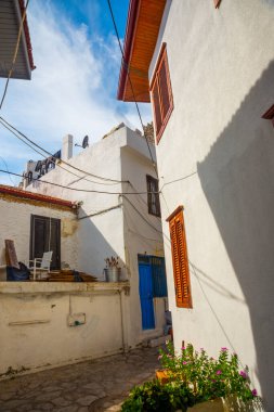 Marmaris, MUGLA, TURKEY: eski Marmaris 'in güzel sokakları. Türkiye 'nin eski tatil beldesinde beyaz tuğlalı, yeşil bitkili ve çiçekli evler arasında merdivenlerle dar sokaklar