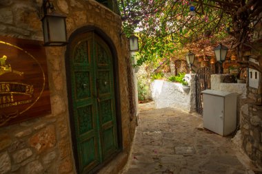 Marmaris, MUGLA, TURKEY: eski evler ile süslenmiş cadde Marmaris tarihi merkezi. Beyaz tuğlalı, yeşil bitkili ve çiçekli evlerin arasında merdivenleri olan dar sokaklar.