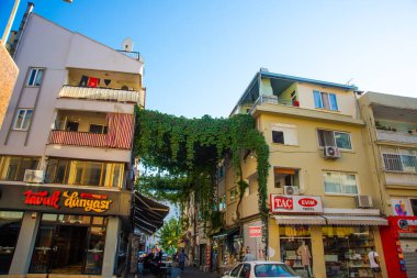 Marmaris, MUGLA, TURKEY: Marmaris 'te alışveriş merkezleri ve satışları olan geleneksel bir turizm caddesi.