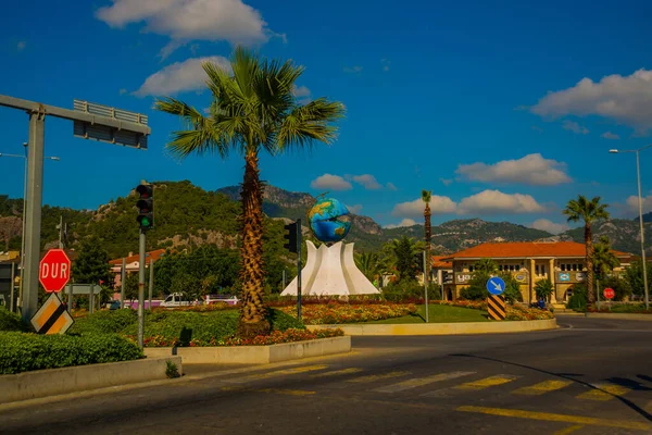 Marmaris Mugla Turkey Een Monument Vorm Van Een Wereldbol Pearl — Stockfoto