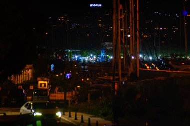BODRUM, MUGLA, TURKEY: gece dağda Bodrum şehrinin adı yazılı.