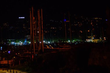 BODRUM, MUGLA, TURKEY: gece dağda Bodrum şehrinin adı yazılı.