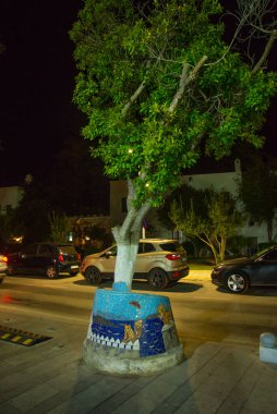 Gece Bodrum 'daki gezinti güvertesindeki ağaç gövdelerinde çok güzel dekoratif süslemeler..