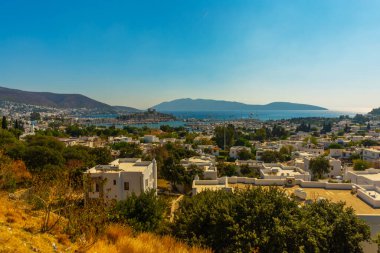 Limanı ve antik kalesi olan Bodrum kıyılarının panoramik manzarası. Türkiye 'nin Bodrum kentindeki Ege Denizi' nde limanda yelkenli ve lüks yatlı deniz manzarası.