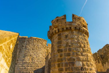 Güneşli bir günde Bodrum 'daki St. Petra Kalesi' nin antik manzaralı bir manzarası var. Bodrum, Türkiye.