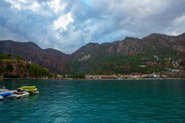 Türkiye 'nin Marmaris ilçesi yakınlarındaki Mugla' nın bulutlu havasında Turunch 'taki plajın manzaralı manzarası.
