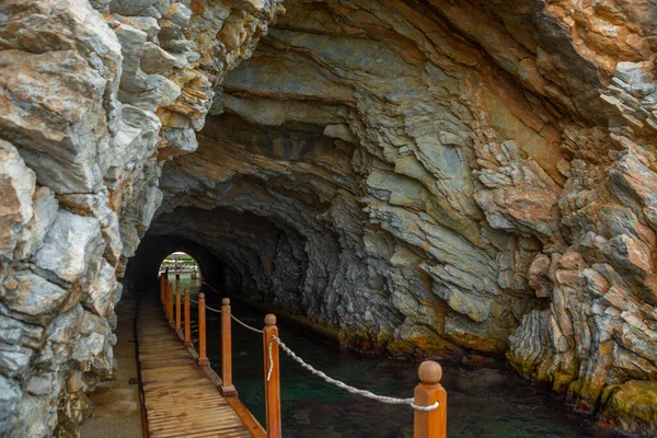 Turunch Maris Mugla Turkey Bågad Ingång Till Tunneln Klippan Stranden — Stockfoto