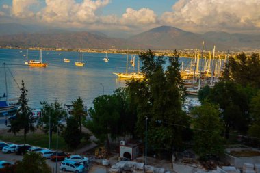 Fethie, TURKEY: sayısız yatlar ile liman manzarası, ve arka planda güneş ışınları altında güzel dağlar