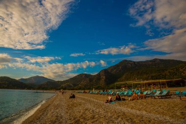 OLUDENIZ, FETHIYE, TURKEY: Oludeniz sahili ve bulutlu deniz manzaralı güzel manzara. Oludeniz plajı Türkiye 'nin en iyi plajları.