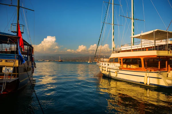 Fethiye Turkey View Harbor Numerous Yachts Beautiful Mountains Background Rays — Stock Photo, Image