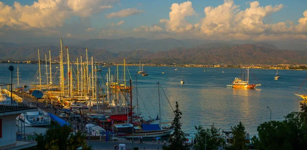 Fethie, TURKEY: sayısız yatlar ile liman manzarası, ve arka planda güneş ışınları altında güzel dağlar