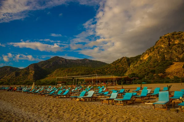 OLUDENIZ, FETHIYE, TURKEY: bulutlu Oludeniz plajında Sun Loungers ile güzel manzara. Oludeniz plajı Türkiye 'nin en iyi plajları.