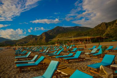 OLUDENIZ, FETHIYE, TURKEY: bulutlu Oludeniz plajında Sun Loungers ile güzel manzara. Oludeniz plajı Türkiye 'nin en iyi plajları.