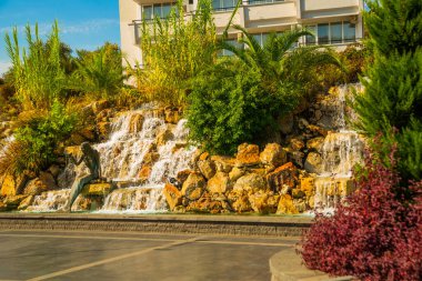 Güneşli bir günde, Marmaris 'in merkezinde turkuaz suyla güzel yapay şelaleler..