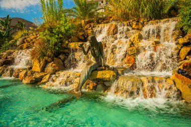 Güneşli bir günde, Marmaris 'in merkezinde turkuaz suyla güzel yapay şelaleler..