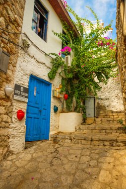 Marmaris, MUGLA, TURKEY: eski evler ile süslenmiş cadde Marmaris tarihi merkezi. Beyaz tuğlalı, yeşil bitkili ve çiçekli evlerin arasında merdivenleri olan dar sokaklar.