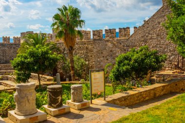 Güneşli bir günde, Marmaris Şatosu 'ndaki avluda. Marmaris Şatosu Türkiye 'de daha popüler bir turizm merkezi.