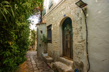 Marmaris, MUGLA, TURKEY: eski evler ile süslenmiş cadde Marmaris tarihi merkezi. Beyaz tuğlalı, yeşil bitkili ve çiçekli evlerin arasında merdivenleri olan dar sokaklar.