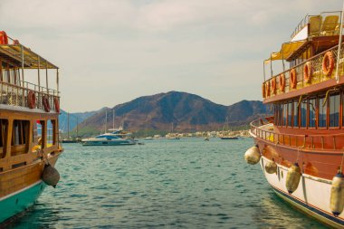 Marmaris, MUGLA, TURKEY: Güneşli bir günde Marmaris rıhtımında bir turist gemisi görüntüsü.