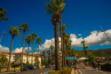 Marmaris, MUGLA, TURKEY: Güneşli bir günde Türkiye 'nin Marmaris kentinde deniz kenarında gezinti.